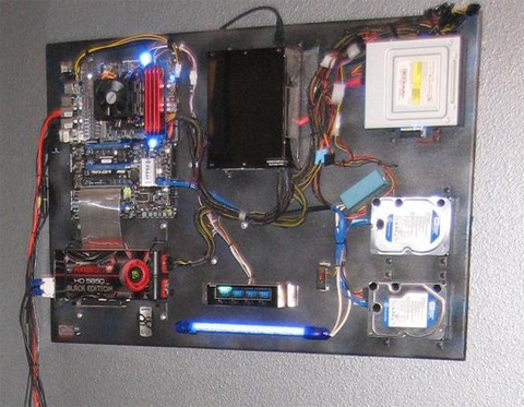 Case máy tính treo tường kiểu dáng 'độc nhất vô nhị'